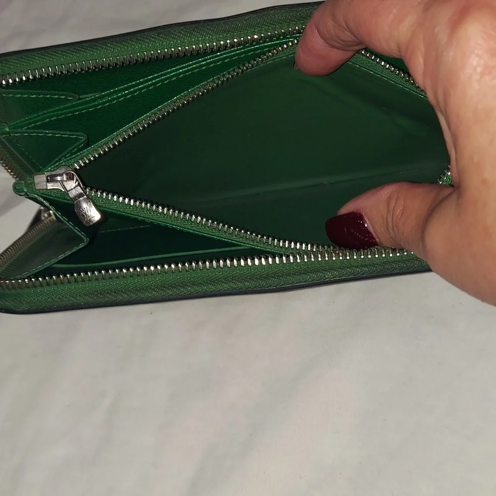 AUTHENTIC Louis Vuitton Zippy Wallet in Green Epi Leather - Picture 8 of 9